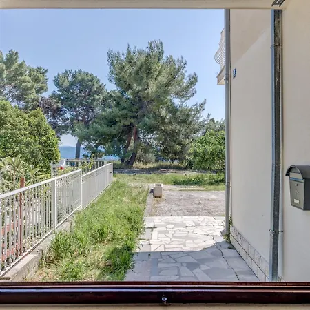Daire Beachfront Drazen, With Garden And Parking *