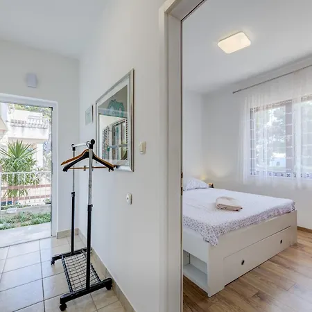 Beachfront Drazen, With Garden And Parking Daire Split