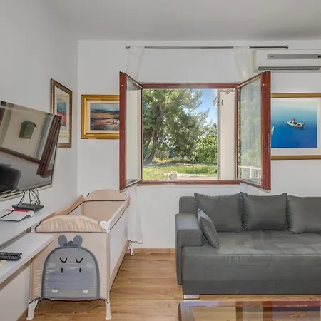 Daire Beachfront Drazen, With Garden And Parking