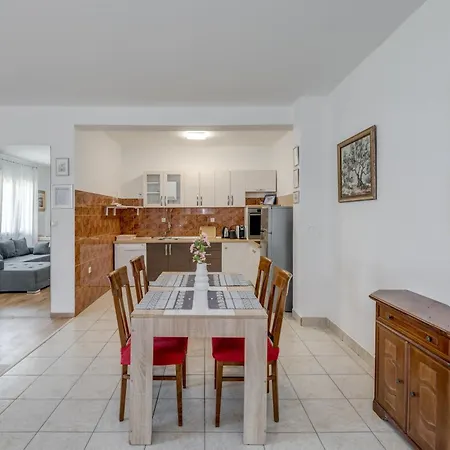 Beachfront Drazen, With Garden And Parking Daire