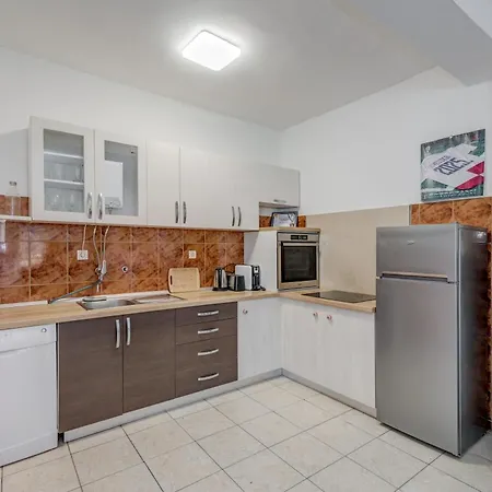 Daire Beachfront Drazen, With Garden And Parking