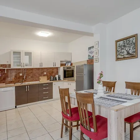 Beachfront Drazen, With Garden And Parking Daire