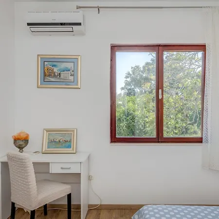 Daire Beachfront Drazen, With Garden And Parking *