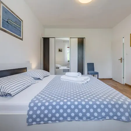 Beachfront Drazen, With Garden And Parking Daire *