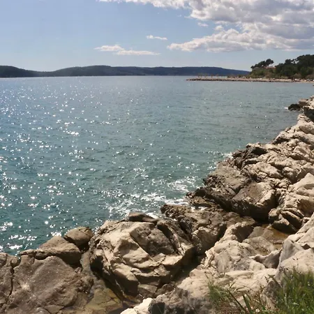 דירה Beachfront Drazen, With Garden And Parking *