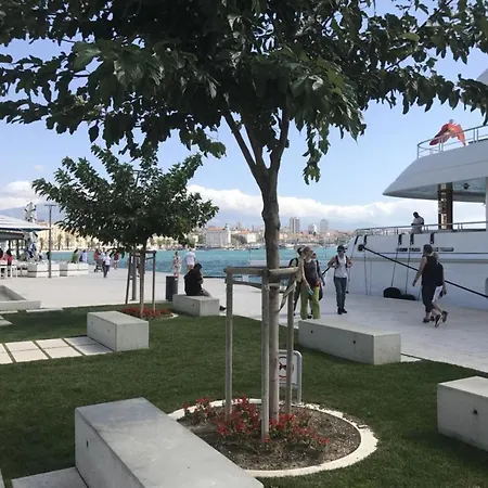 Beachfront Drazen, With Garden And Parking 스플리트