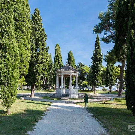 Beachfront Drazen, With Garden And Parking 아파트 *