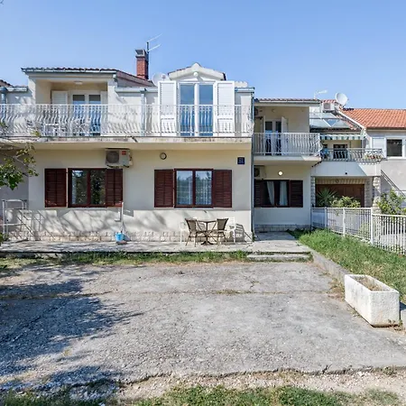 Beachfront Drazen, With Garden And Parking 아파트