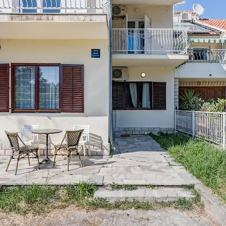 Beachfront Drazen, With Garden And Parking Apartment *