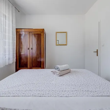 Beachfront Drazen, With Garden And Parking 스플리트