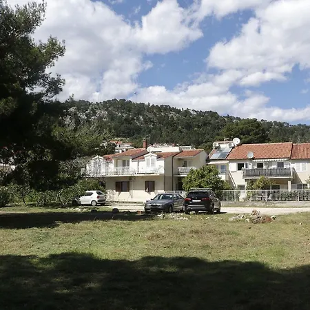 Beachfront Drazen, With Garden And Parking 스플리트