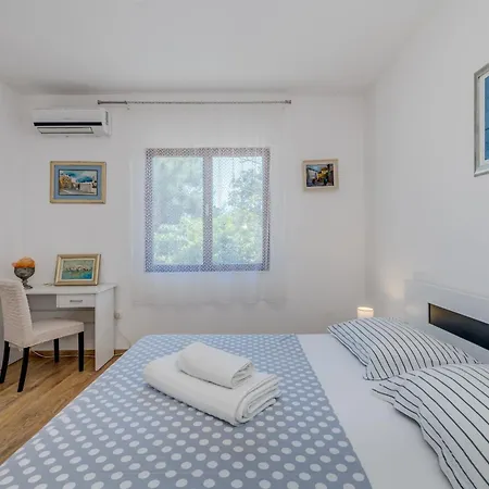 아파트 Beachfront Drazen, With Garden And Parking *