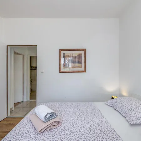 Beachfront Drazen, With Garden And Parking 스플리트