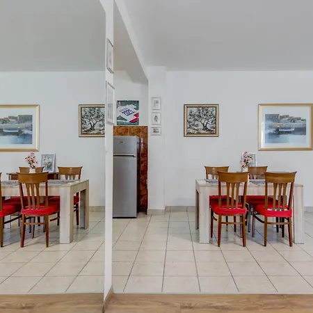 Beachfront Drazen, With Garden And Parking * 스플리트