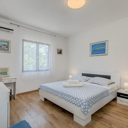 아파트 Beachfront Drazen, With Garden And Parking 스플리트