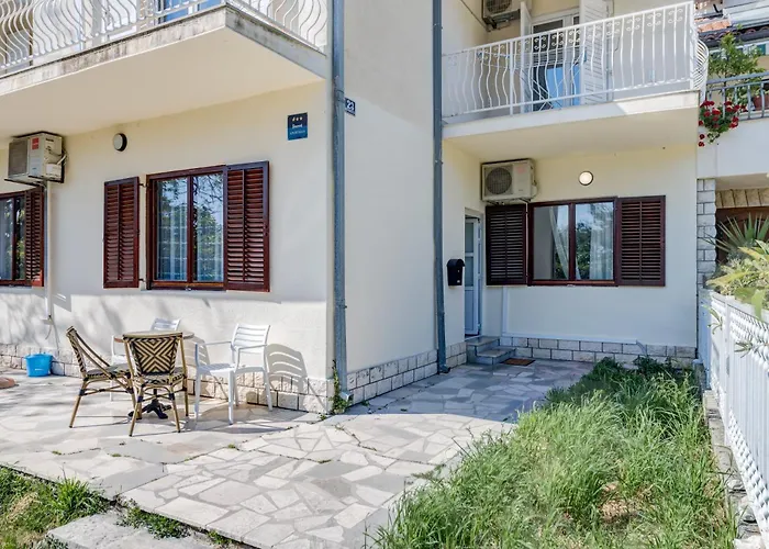 Beachfront Drazen, With Garden And Parking * Split