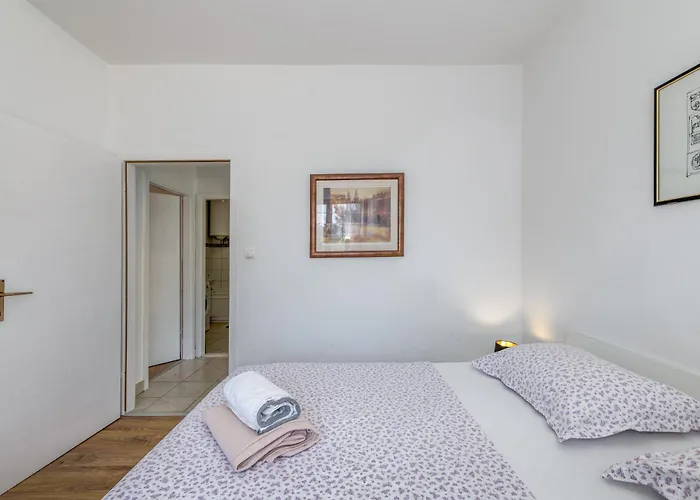 Beachfront Drazen, With Garden And Parking Split