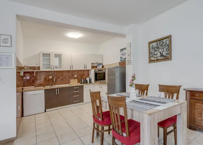 Beachfront Drazen, With Garden And Parking Apartamento